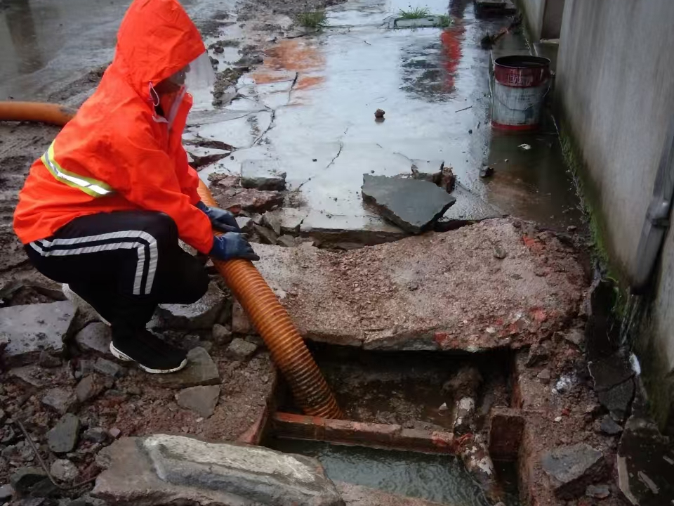 中原专业清理污水池 炜誉市政以规范流程守护城市 “肠道”