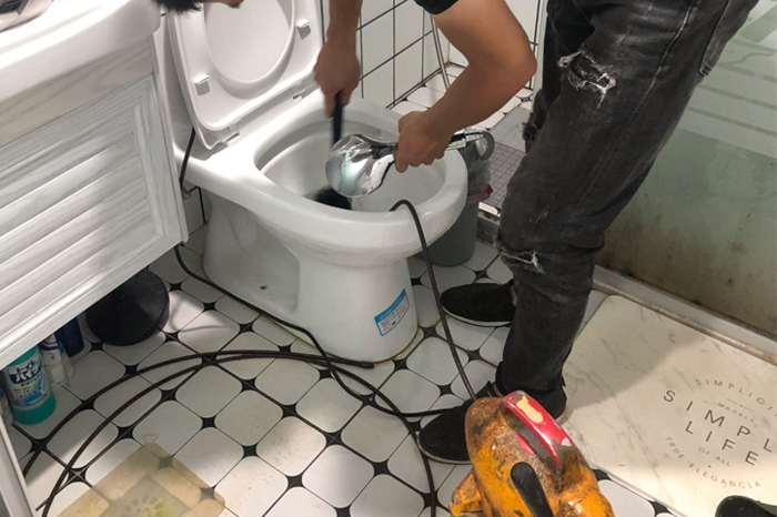 中原马桶堵塞自己疏通还是找师傅？专业上门服务让你省时更省心