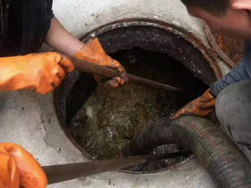 中原清理化粪池时如何避免沼气的危害？